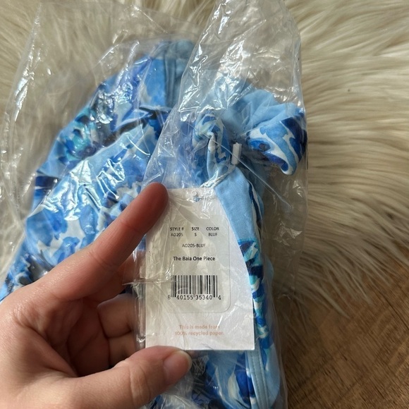 ANDIE The Baia One Piece In Blue Floral - Picture 6 of 6